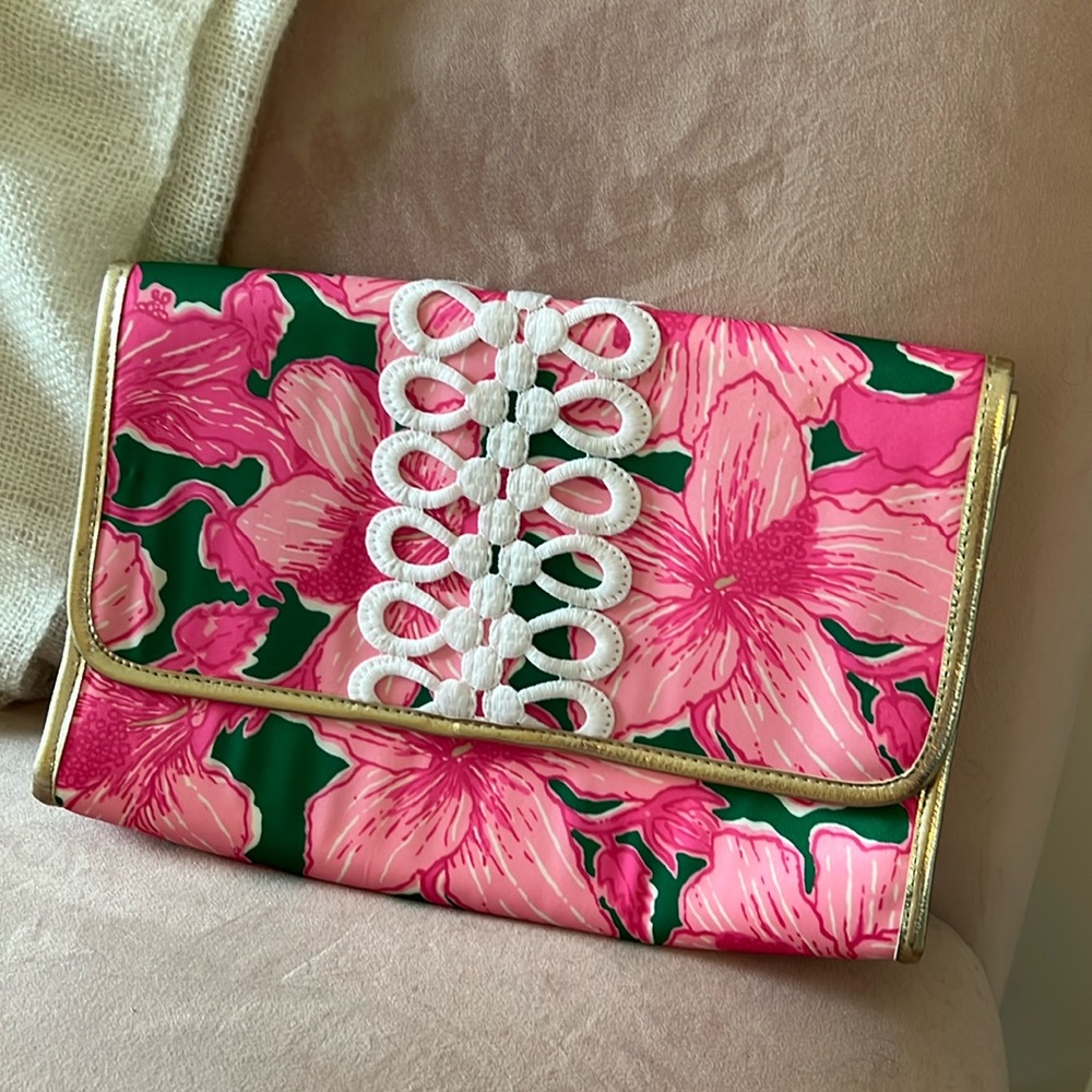 NWOT Lilly Pulitzer pink and green clutch. 8x12.